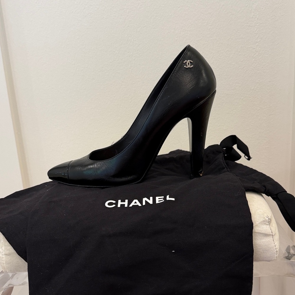CHANEL Black Patent Leather Pointed Toe Pumps - Picture 3 of 5